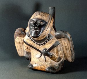 Kolumbiai előtti művészet, Mochica kultúra (Moche): emberszárnyat ábrázoló antropomorf formájú váza. Kr.e. 100-800. Lima, Nemzeti Antropológiai és Régészeti Múzeum, Peru