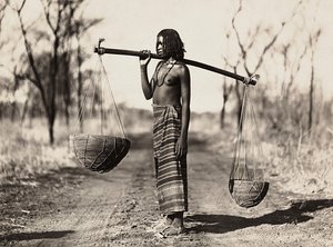 „Birodalom építése” a fasiszta korban: Cunama nő vizet cipelő, 1936.09.05. (f/w fotó) alkotó: Modestino Baldinetti
