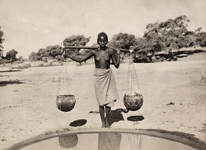„Birodalom építése” a fasiszta korban: Cunama nő vizet cipelő, 1936.09.05. (f/w fotó) alkotó: Modestino Baldinetti