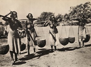 „Birodalom építése” a fasiszta korban: Cunama nők vizet cipelve, 1936.09.05. (f/w fotó) alkotó: Modestino Baldinetti