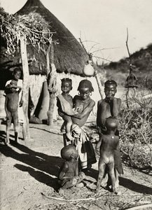 „Birodalom építése” a fasiszta korban: egy fiúcsoport a Tacruri törzsből, 1936.09.05. (f/w fotó) alkotó: Modestino Baldinetti