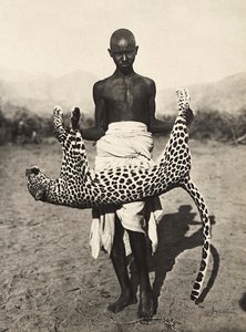 „Birodalom építése” a fasiszta korban: leopárdot bemutató bennszülöttek, 1936.09.05. (f/w fotó) alkotó: Modestino Baldinetti