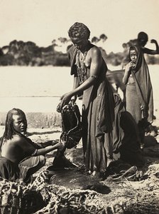 „Birodalom építése” a fasiszta korban: nők a Beni-Amer törzsből egy kútnál, 1936.09.05. (f/w fotó)