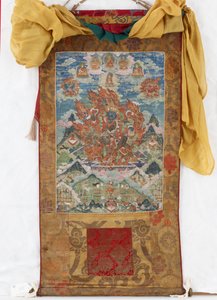 Damjen Garwa Nagpo, 19. század közepe (ásványi pigmentek méretű pamuton, eredeti Qing brokát tartók, eredeti porvédő, mongol bojt és rúd kupakkal)