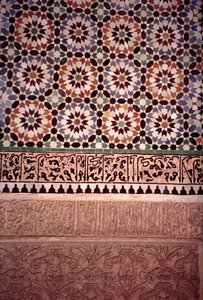 A főudvar alsó fala, melyet a szaádok építettek 1565-ben (zellij csempe és stukkó munka) alkotó: Moroccan School