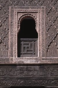 Kilátás egy ablakra az Ali ben Youssef Medersa udvarán, amelyet a szadiak építettek 1565-ben (cédrusfa és stukkó munka)