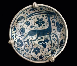 Art mudejar: azul kerámia csésze, Paterna, Manises szarvassal díszítve (hispano-mór stílusban). 14. vagy 15. századi Barcelona. Barcelonai Kerámia Múzeum, Spanyolország alkotó: Mudejar School