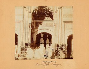 A Safa-kapu, a Mekkáról és az iszlám szent helyeiről készült fotócsoport egyike, 1879-80 körül (albumnyomat) alkotó: Muhammad Sadiq Bey