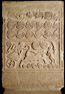 Mükénei művészet: mészkőben épült temetkezési sztélé egy mükénéi csata ábrázolásával. Kr.e. 16. század. Homályos. 133 cm Athénész, Országos Régészeti Múzeum