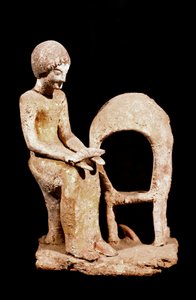 Mükénei művészet: női alak egy kemencében, kezében kenyeret tart. Kr.e. 16. század. Strasbourg, Régészeti Múzeum alkotó: Mycenaean
