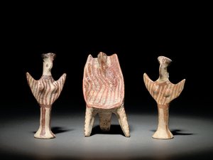 Pszi figura, trón ülő figurával és Pszi figura, ie 1300-1200 körül (terrakotta) alkotó: Mycenaean