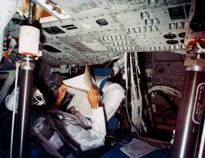 Egy űrhajós a NASA parancsnoki moduljában, 1970-es évek. alkotó: NASA Images