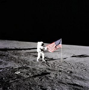 Apollo 12 – NASA, 1969.