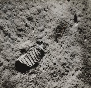 Buzz Aldrin lábnyoma a Hold felszínén, 1969. alkotó: NASA Images