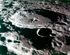 Közeli kép egy kráterről a Hold felszínén. alkotó: NASA Images