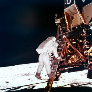 Edwin Buzz Aldrin leereszkedik a Holdmodul létrájának lépcsőin, hogy a Holdon sétáljon, 1969.