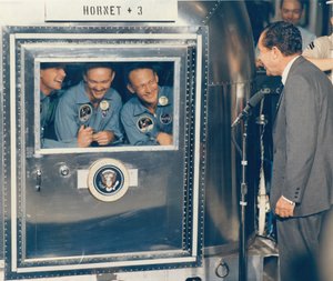 [Richard M. Nixon elnök üdvözli az Apollo 11 űrhajósait a USS Hor... mentőhajó fedélzetén, 1969. alkotó: NASA Images