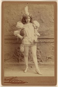 [Azonosítatlan színésznő jelmezben, állva] alkotó: Napoleon Sarony