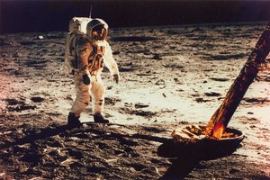 Buzz Aldrin Sétál a Hold felszínén a Holdmodul lábánál, 1969.