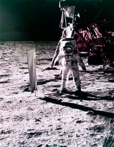 Buzz Aldrin napszélkollektort telepít a Hold felszínére, az Apollo 11 küldetése során, 1969. július.