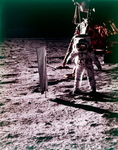 Buzz Aldrin napszélkollektort telepít a Hold felszínére, az Apollo 11 küldetése során, 1969. július.
