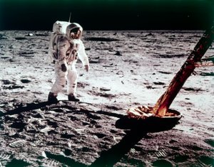Buzz Aldrin a Holdmodul lábánál a Holdon, Apollo 11 küldetés, 1969. július.