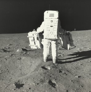 Buzz Aldrin a Holdon a korai Apollo tudományos kísérleti csomag összetevőivel, 1969.