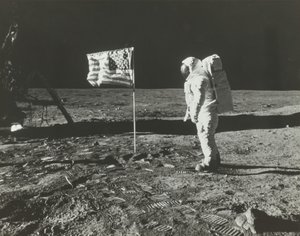 Buzz Aldrin a Holdon az amerikai zászlóval, 1969.