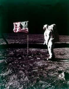 Buzz Aldrin az amerikai zászló mellett áll a Hold felszínén, 1969 júliusában.