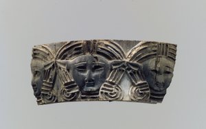 Cloisonné bútor- vagy kozmetikai doboztábla három homlokfejjel, Kr.e. 8–7. (elefántcsont) alkotó: Neo Assyrian