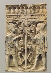 Magas domborművel faragott bútortábla két egyiptomi alakzattal, amelyek egy volutafát szegélyeznek, Kr.e. 9–8. század (elefántcsont) alkotó: Neo Assyrian