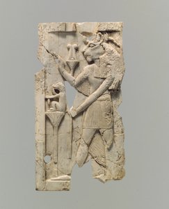 Domborműves bútortábla oroszlánfejű alakkal, Kr.e. 8–7. (elefántcsont) alkotó: Neo Assyrian