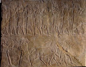 Ashurbanipal hadseregének zenészei. Alacsony dombormű Mészkőben Kr.e. 640 körül (újasszír korszak, ie 1000-612 v.). A mezopotámiai Ninivében fedezték fel. Louvre múzeum.