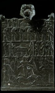 Mezopotámia: bronz varázstábla Lamashtu démoni istenség ellen. Ördögűzési jelenet ábrázolása. Újasszír korszak (i.e. 1000-612). Kr.e. 750. Párizs, Louvre Múzeum