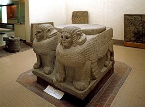 Art neo hittite: az oszlop alapja a szfinx bazalt decoree-jából. Samal helyéről (jelenlegi Sam