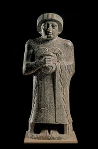 Sumér művészet: Gudea, Lagash hercege szobrának részlete, „a kitörő vázával”” és Geshtinanna istennőnek ajánlották alkotó: Neo Sumerian Neo Sumerian