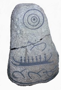 A hajó egy rovásírásos kőre rajzol, egy újkőkori freskóra. Koppenhágai Nemzeti Múzeum. Dánia.