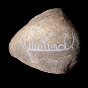 Svéd neolitikus graffiti, amely egy hajót ábrázol. Stockholmi Történelmi Múzeum Velúr