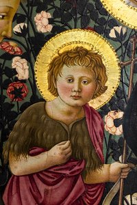 Szűz Mária, Szent János és két angyal imádja a Gyermeket.