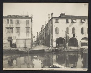 Kilátás egy velencei utcára Velence - Calle Doria (cím a tárgyon) alkotó: Neue Photographische Gesellschaft