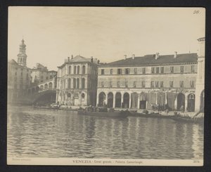 Kilátás a velencei Palazzo dei Camerlenghira Velence – Canal Grande – Palazzo Camerlenghi (cím a tárgyon) alkotó: Neue Photographische Gesellschaft