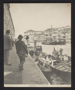 Gondolák a Canal Grande mentén Velencében Velence - Sul canal grande (cím a tárgyon)