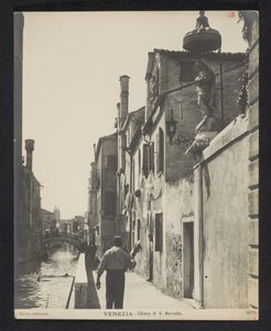 Kade langs de Chiesa di San Barnaba te Venetië Velence - S. Barnaba templom (cím a tárgyon)