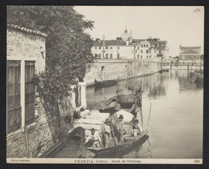 Kanaal te Venetië Velence - Giudecca - Pontelungo-csatorna (cím a tárgyon) alkotó: Neue Photographische Gesellschaft