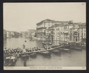 Felvonulás a velencei Canal Grande pontonhídján a Festa del Redentore idején Velence – Canal Grande – Processione del Redentore (cím a tárgyon)