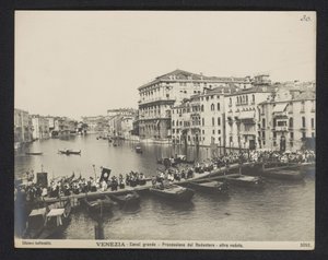 Felvonulás a velencei Canal Grande pontonhídján a Festa del Redentore idején Velence - Canal Grande - Processione del Redentore - altra veduta (cím a tárgyon)