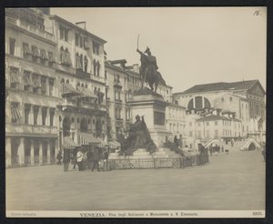 Riva degli Schiavoni te Venetië, met een ruiter standbeeld Victor Emmanuel II Olaszországban Velence - Riva degli Schiavoni és az emlékmű. V. Emanuele (cím a tárgyon)