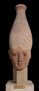 Fáraó feje Felső-Egyiptom fehér koronáját viselő, Kr.e. 1400 körül (cserép)
