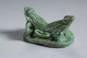 Két összetartozó béka szkarabeusa, 18-19. dinasztia, i.e. 1540-1186 (fajansz) (az alsó részért lásd a 270367-et)