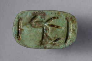Szkarabeusz pecsét, 18-19. dinasztia, i.e. 1540-1186 (fajansz) (a 270366 alja)
